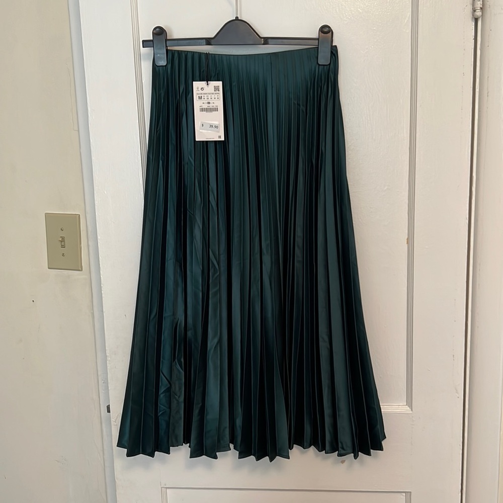 Brand new, SOLD OUT,  teal, pleated Zara skirt Dash size medium